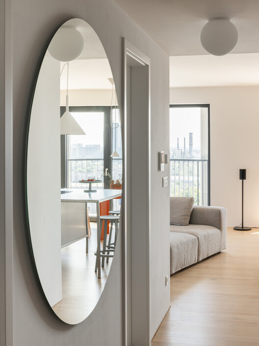Guthaus Apartment / Grau Architects - インテリア写真、リビングルーム、テーブル、窓、ドア、椅子
