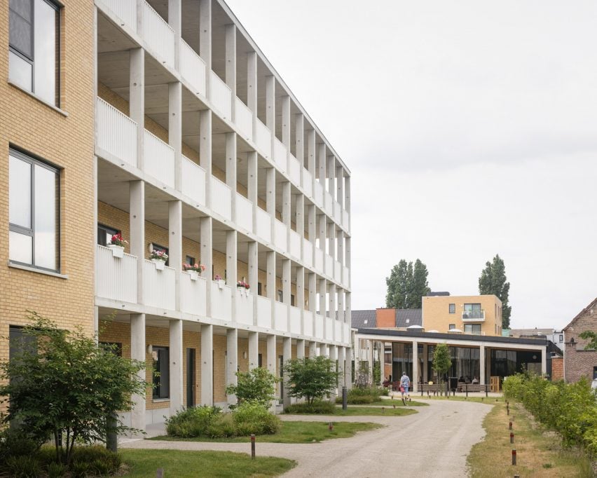 Archipelago と NU Architectuuratelier による住宅街を通る歩道