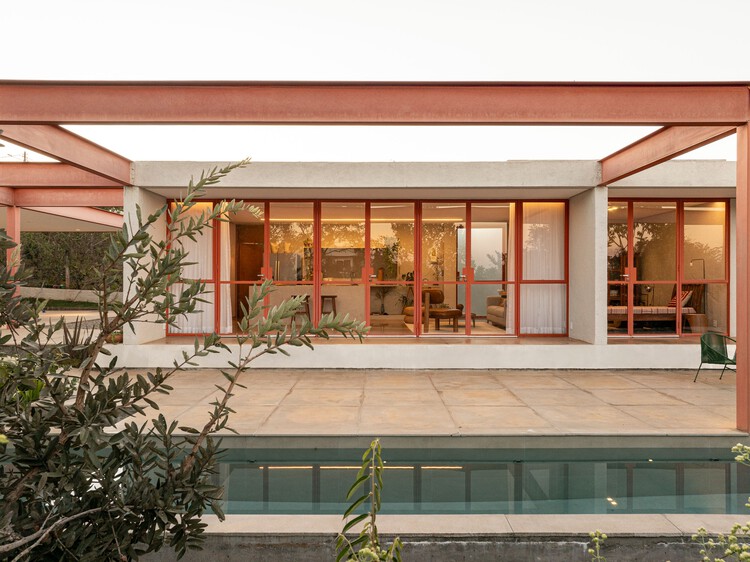 グロタの家 / Esquadra Arquitetos - 外観写真、ファサード、椅子