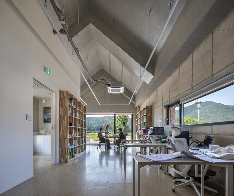 Studio Jeongdongjin / Architecture Studio YEIN - インテリア写真、ダイニングルーム、椅子