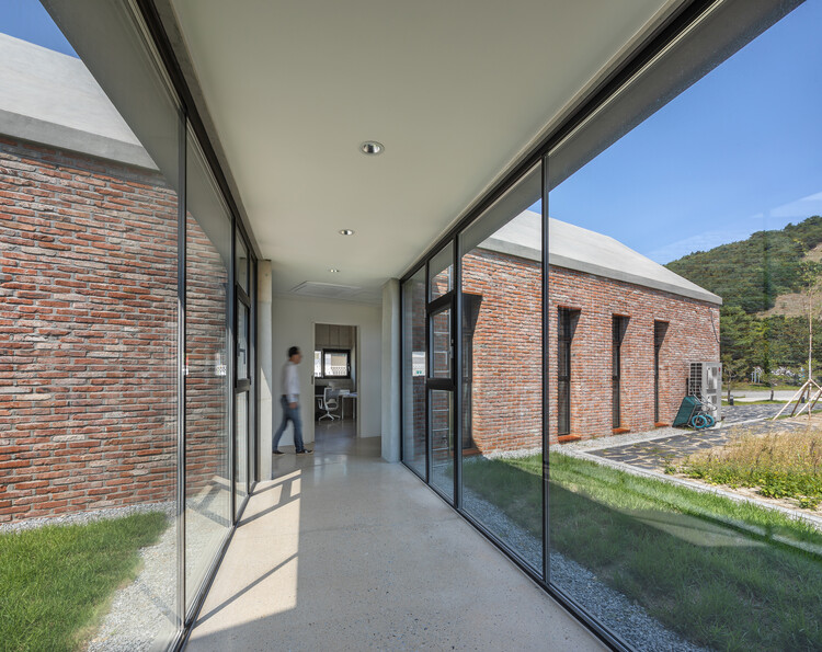 Studio Jeongdongjin / Architecture Studio YEIN - インテリア写真、レンガ