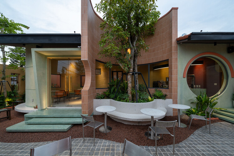 Tiệm Bánh Minji Cake Bakery / TTDESIGN.vn - インテリア写真、中庭、パティオ