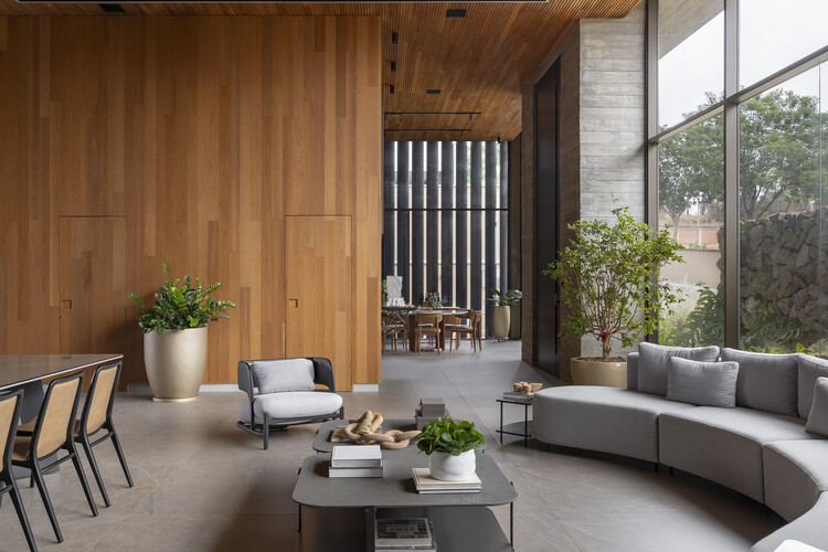 W House / Rafael Granero Arquitetura - インテリア写真、リビングルーム、テーブル、ソファ、椅子、窓