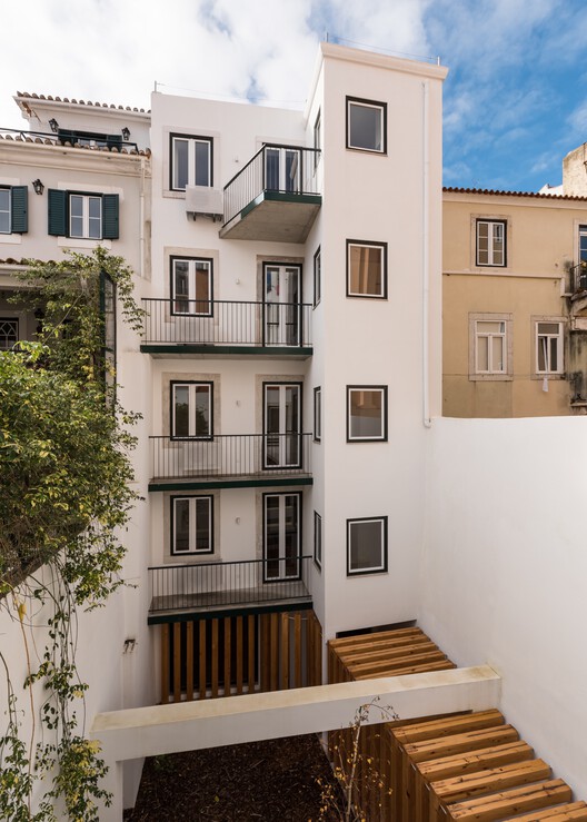 SB 44 住宅用建物 / ÔCO Ideias e Projectos de Arquitectura Lda. - 外観写真、窓、ファサード