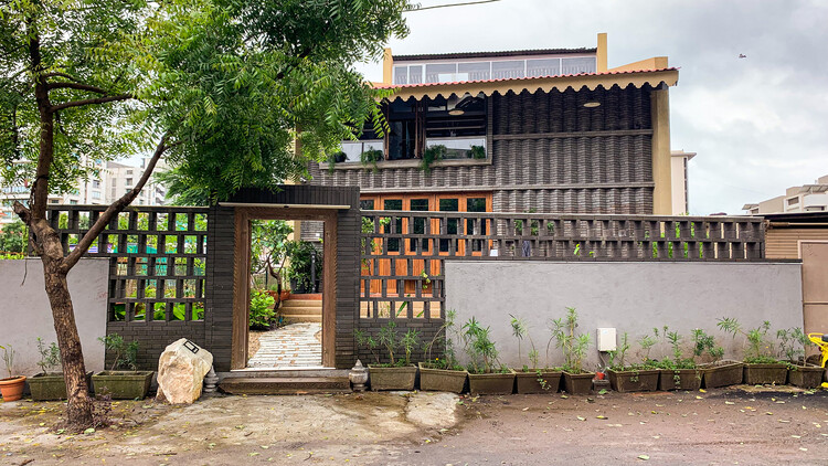 KAARYASHALA Office / AANGAN Architects - 外観写真、フェンス、ファサード、庭園、中庭