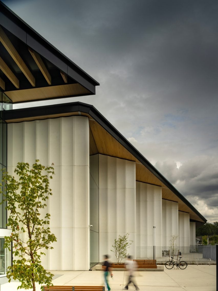 HCMA による təməsew̓txʷ Aquatic and Community Center の屋根