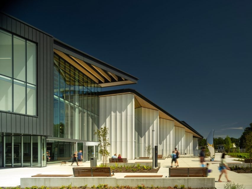 HCMA による təməsew̓txʷ Aquatic and Community Center の外観