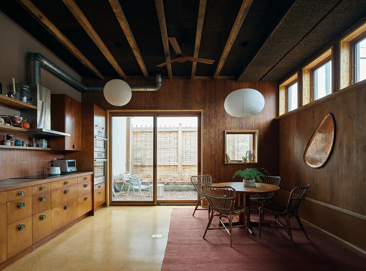 Brown House / BLDUS - インテリア写真、ダイニングルーム、木材、照明、椅子、梁