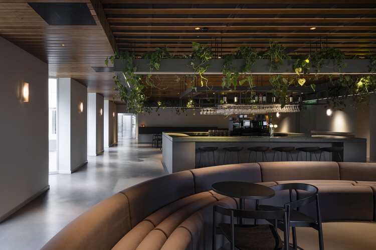 バイオフィリック変換火葬場 / Doepel Strijkers Architects - インテリア写真、キッチン、椅子