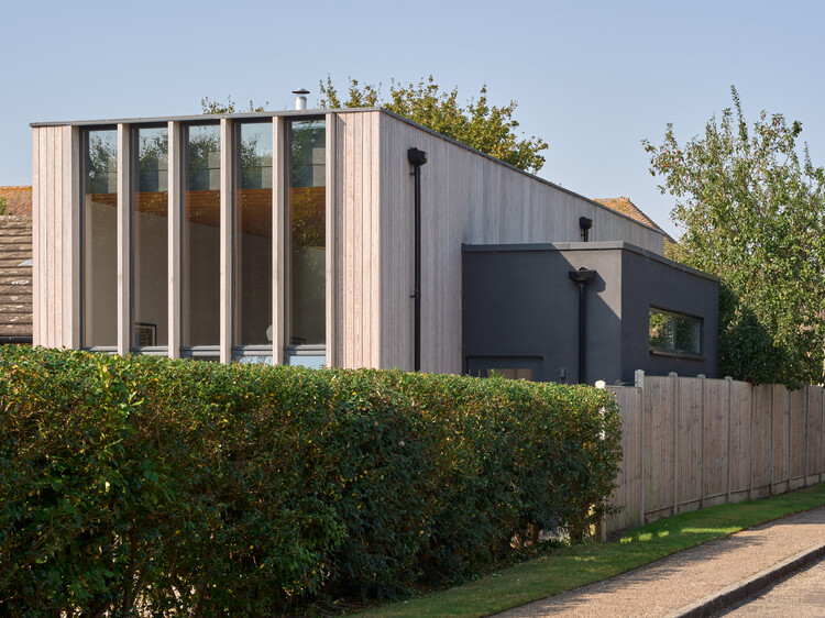 Stones Throw Residence / Mole Architects - 外観写真、庭、コンクリート