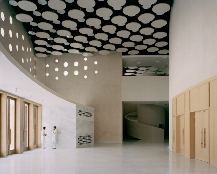 ラージ・サバグルー談話ホール / Serie Architects - 画像 3/22
