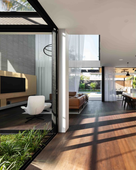 Industrial Escape House / Studio Parisi Architects-インテリア写真、リビングルーム、木材、ドア、椅子