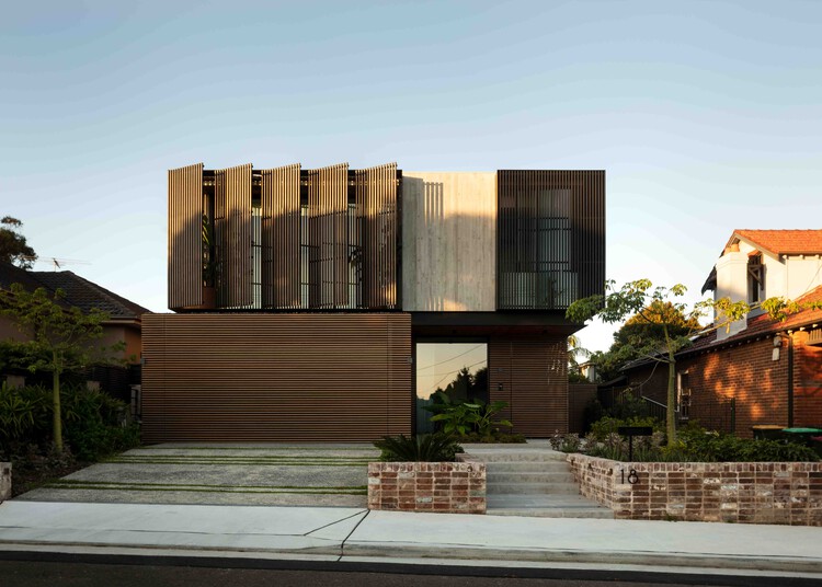 Industrial Escape House / Studio Parisi Architects -Image1 of 20