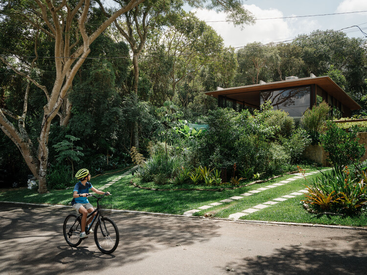 Guapuruvus House / Cornetta arquitetura-外装写真、庭