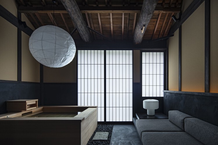 ホテル京都kyoto higashihonganji / studio aluc-インテリア写真、リビングルーム、照明、寝室