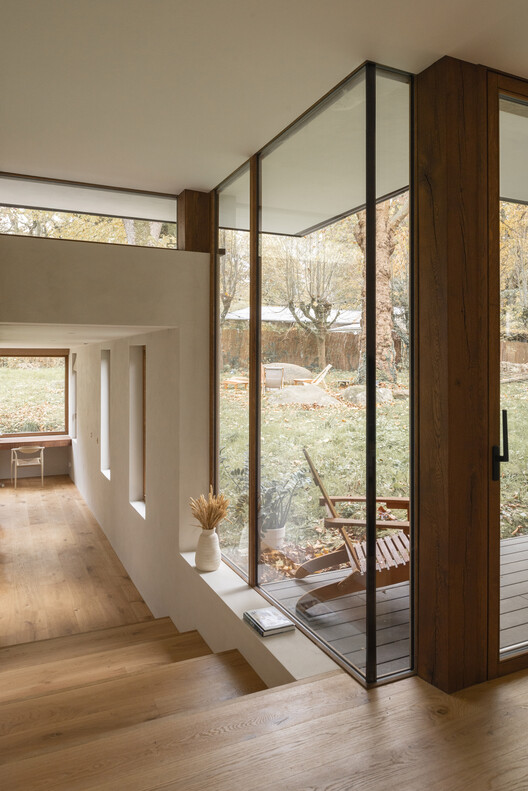 Sous les ailes bioclamatic house / dida Architecture＆design-インテリア写真、木材