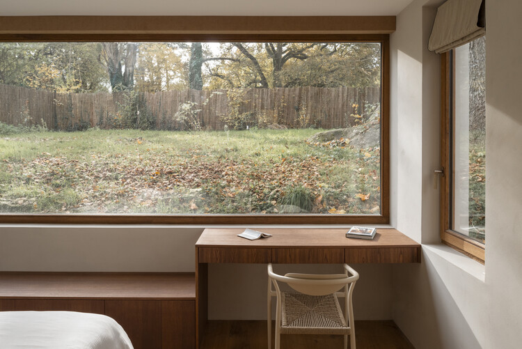 Sous Les ailes Bioclamatic House / Kida Architecture＆Design-インテリア写真、寝室、木、ガラス