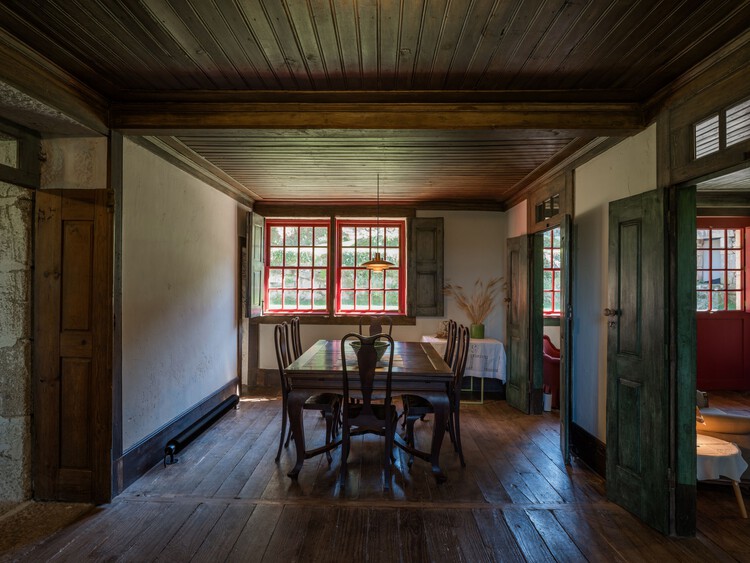 Quinta de Velude / Correia / Ragazzi Arquitectos-インテリア写真、ダイニングルーム、木材、ビーム、椅子