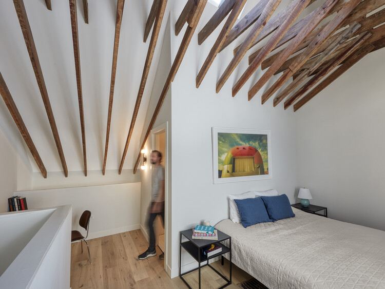 Lodge Evanston / ISA -Interface Studio Architects-インテリア写真、寝室、木材、照明、ビーム
