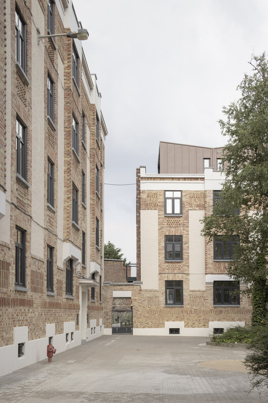 Roche Fatale Social Housing Renovation / P＆P Architectes + Atelier D'Architecture A4-外観写真、ファサード、レンガ