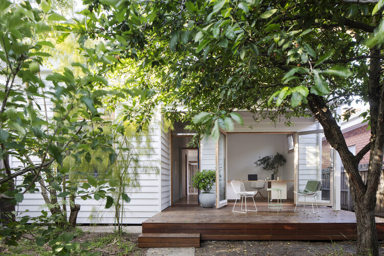 ライフサイクルハウス / Steffen Welsch Architects -Exterior Photography、Wood、Garden、椅子、ドア、デッキ、パティオ