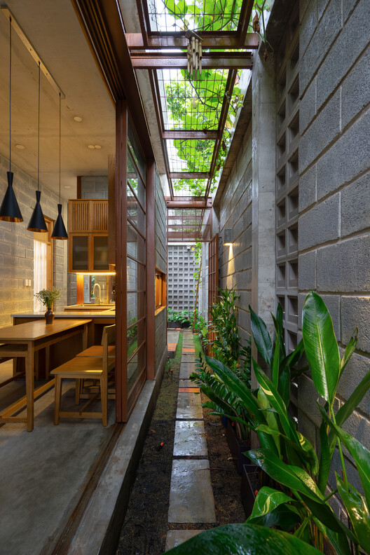 Binh Duong / tad.atelierの家 - インテリア写真、木、レンガ、庭、中庭の中庭