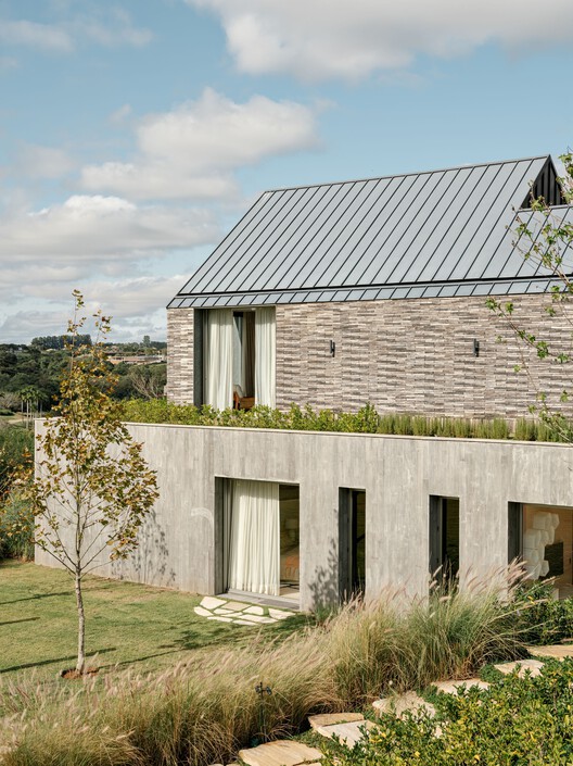 CCB House / KikoSalomão + Marcio Tanaka-エクステリア写真