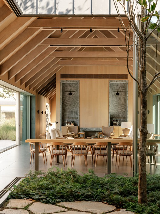 CCB House / KikoSalomão + Marcio Tanaka-インテリア写真、木、テーブル、椅子