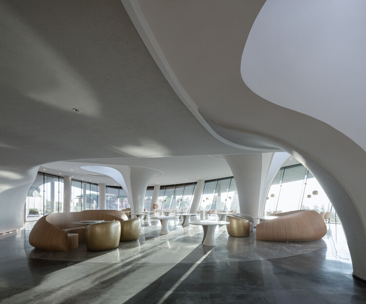 Longquan Mountain Observatory / Buzz /BüroZiyuZhuang-インテリア写真、ソファ、テーブル、窓、椅子