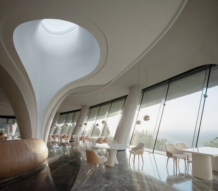 Longquan Mountain Observatory / Buzz /BüroZiyuZhuang-インテリア写真、テーブル、椅子、窓