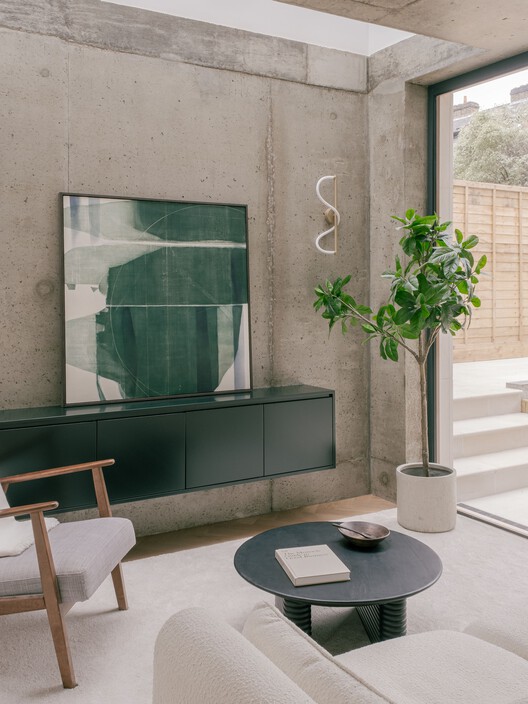 Lee Terrace Home / Mailen Design-インテリア写真、バスルーム、照明、椅子、コンクリート