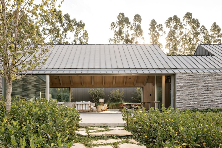 CCB House / KikoSalomão + Marcio Tanaka-エクステリア写真