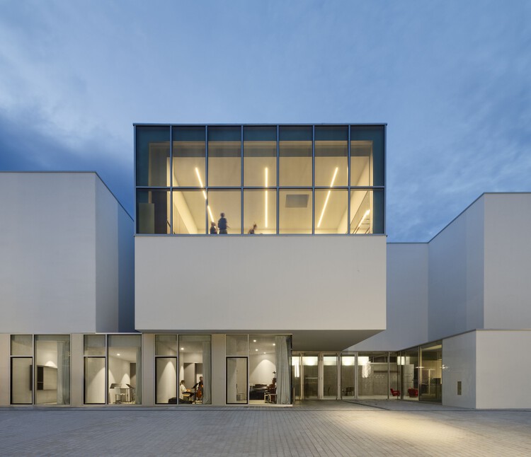 Saint-Jean-De-Luz Cultural Center / Dominique Coulon＆Associés-外観写真、コンクリート