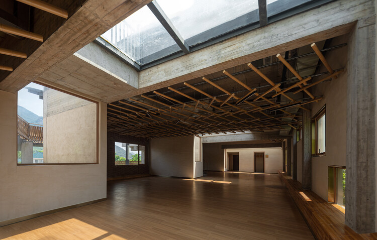 Qingshan Culture Hall / Momentum Architects-インテリア写真、木、梁