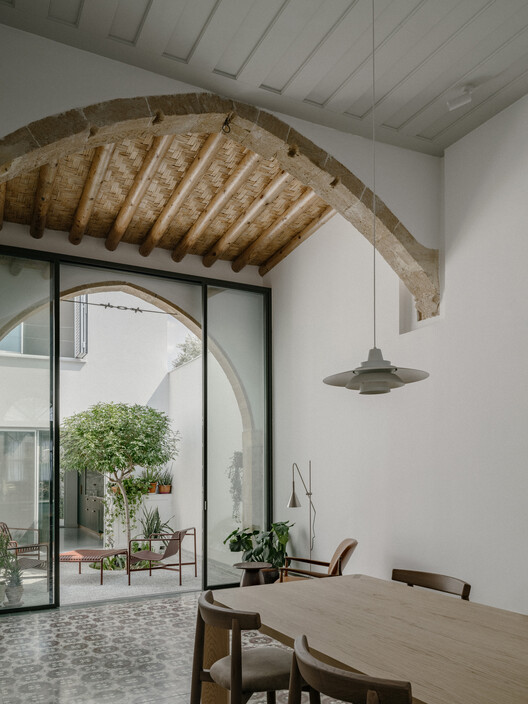 Kaimakli Residence / Anastasiou Misseri-インテリア写真、照明、椅子、ビーム