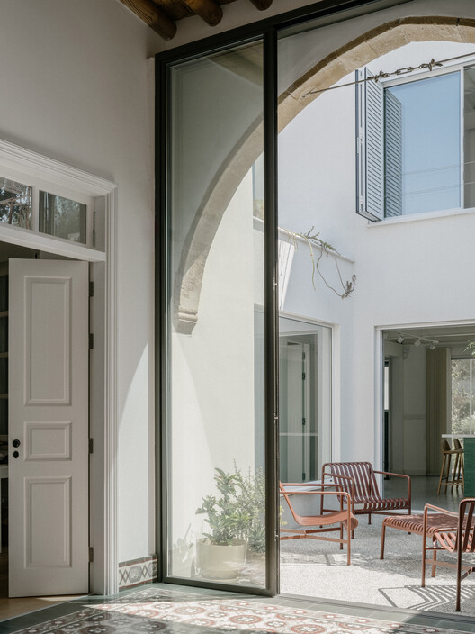 Kaimakli Residence / Anastasiou Misseri-インテリア写真、アーチ、ガラス