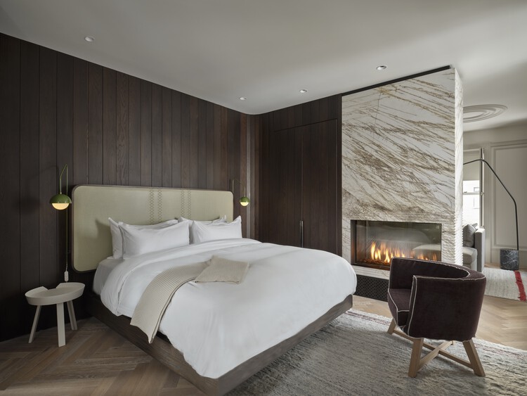 The Royal Hotel / Giannone Petricone Associates Inc. Architects-インテリア写真、ベッドルーム、ベッド、木材、照明