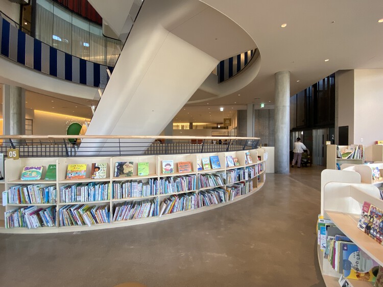 イバラキ市の文化と育児複合施設onikuru / toyo ito＆associates + doceaka Corporation-インテリア写真、クローゼット、棚