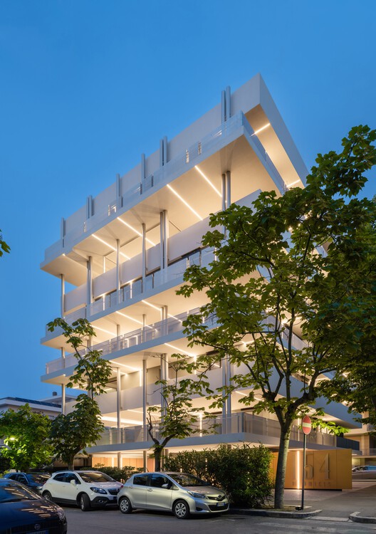 de Amicis 154レジデンシアビルディング / Giovanni Vaccarini Architetti -Exterior Photography、Balcony