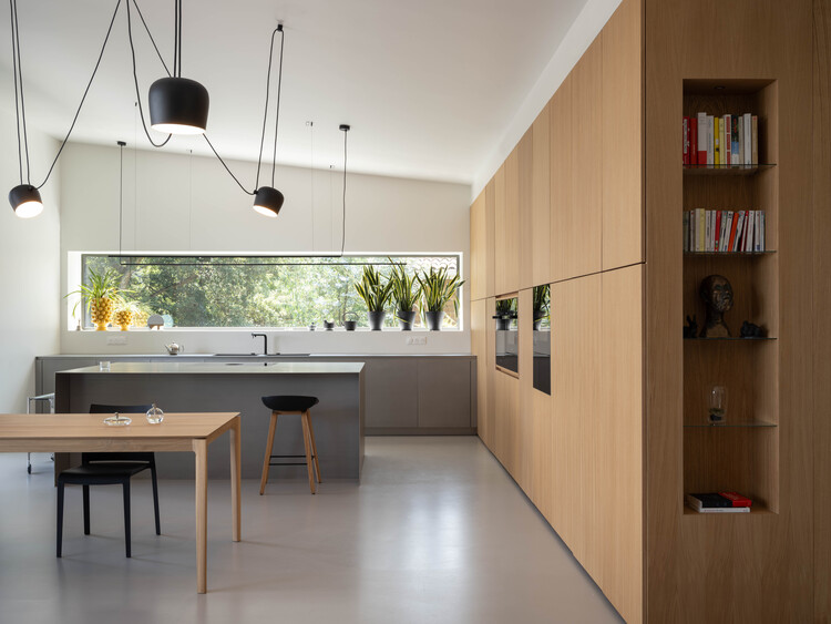 H House / Margot Aurensan Architecte-インテリア写真、キッチン、木材、テーブル、照明、カウンタートップ、椅子、ガラス