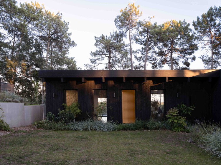H House / Margot Aurensan Architecte-外観写真、木材、コンクリート