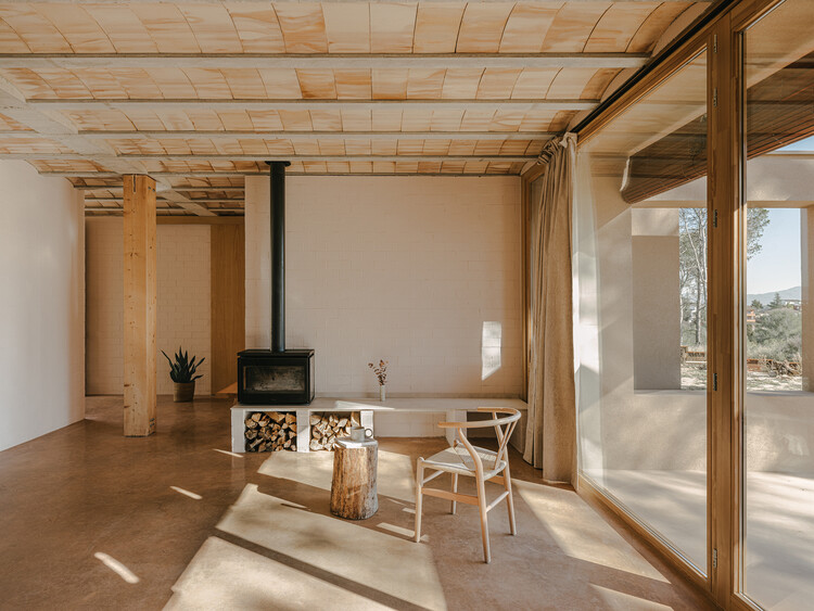 パッシブハウスlliçàdevall / arquitecturaローカル - インテリア写真、木材、梁