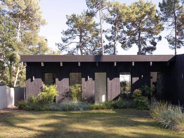 H House / Margot Aurensan Architecte-外観写真、木材、コンクリート