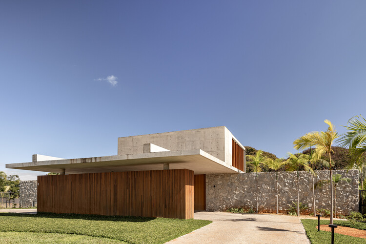 Stone House / Esquadra Arquitetos-外観写真