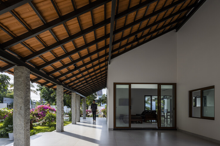 Co Muoi Garden Villa / 6717 Studio-インテリア写真、中庭、ビーム