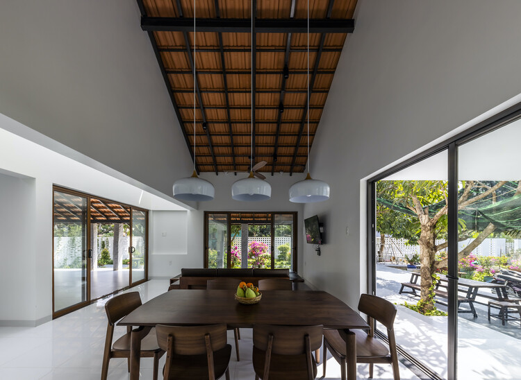 Co Muoi Garden Villa / 6717 Studio-インテリア写真、ダイニングルーム、木材、中庭