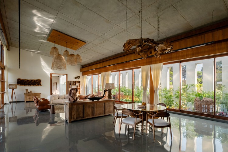 Nirmay Villa / The Grid Architects-インテリア写真、ダイニングルーム、木材、照明、椅子、ビーム