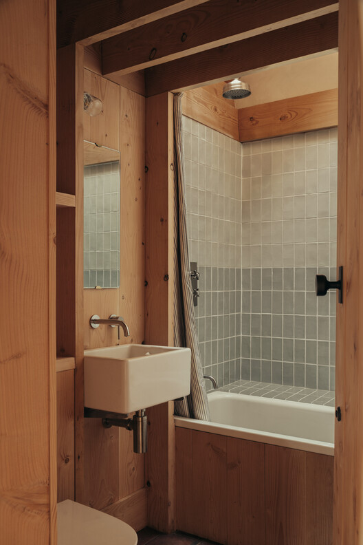 Iorram Cottage / Baillie Baillie Architects-インテリア写真、バスルーム、木材、バスタブ
