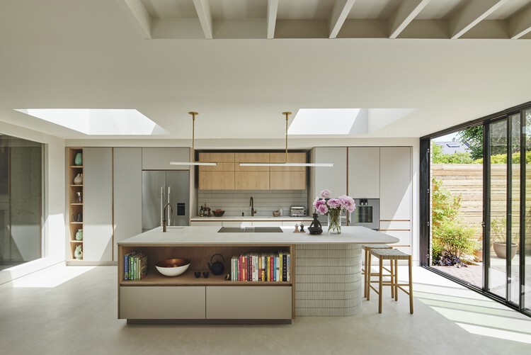 Russet House / Mulroy Architects-インテリア写真、キッチン、カウンタートップ、椅子