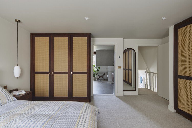 Russet House / Mulroy Architects-インテリア写真、ベッドルーム、木材、ベッド、照明、ドア
